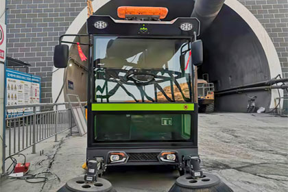 中铁九局隧道采购莱特LT-G50型扫地车 智能清洁赋能隧道施工提质增效